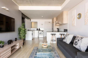 Chic, Central, Family & Group Stay - Stylish 2 ensuite bedroom Apartment with Spacious Balcony